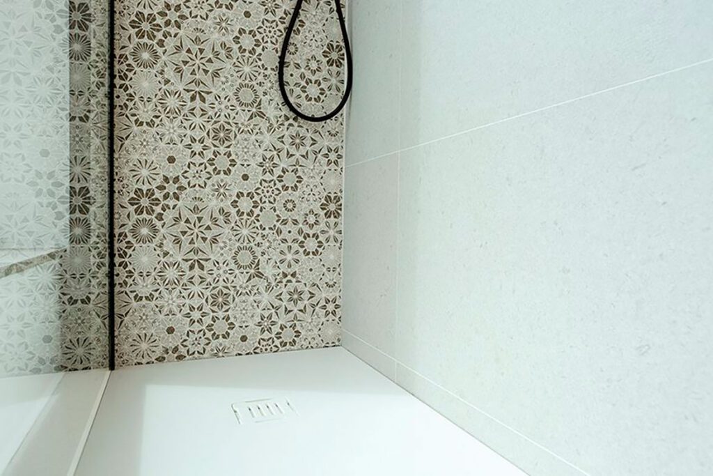 PLATOS DE DUCHA Urbión Baño y Cristal